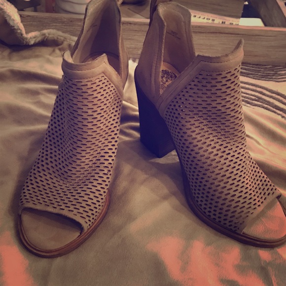 Cute summer Vince Camuto heels - Picture 1 of 4